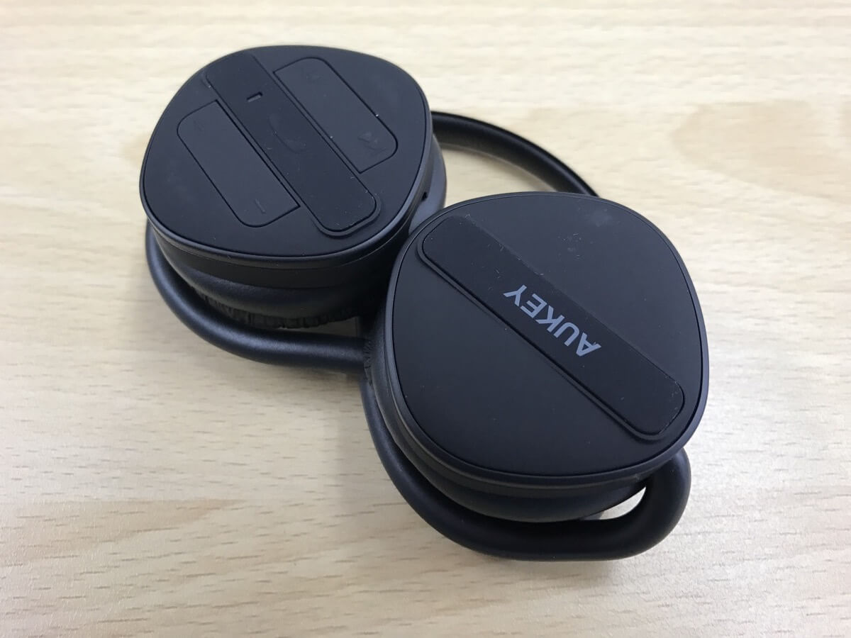 ヘッドセットを折り畳んだところ