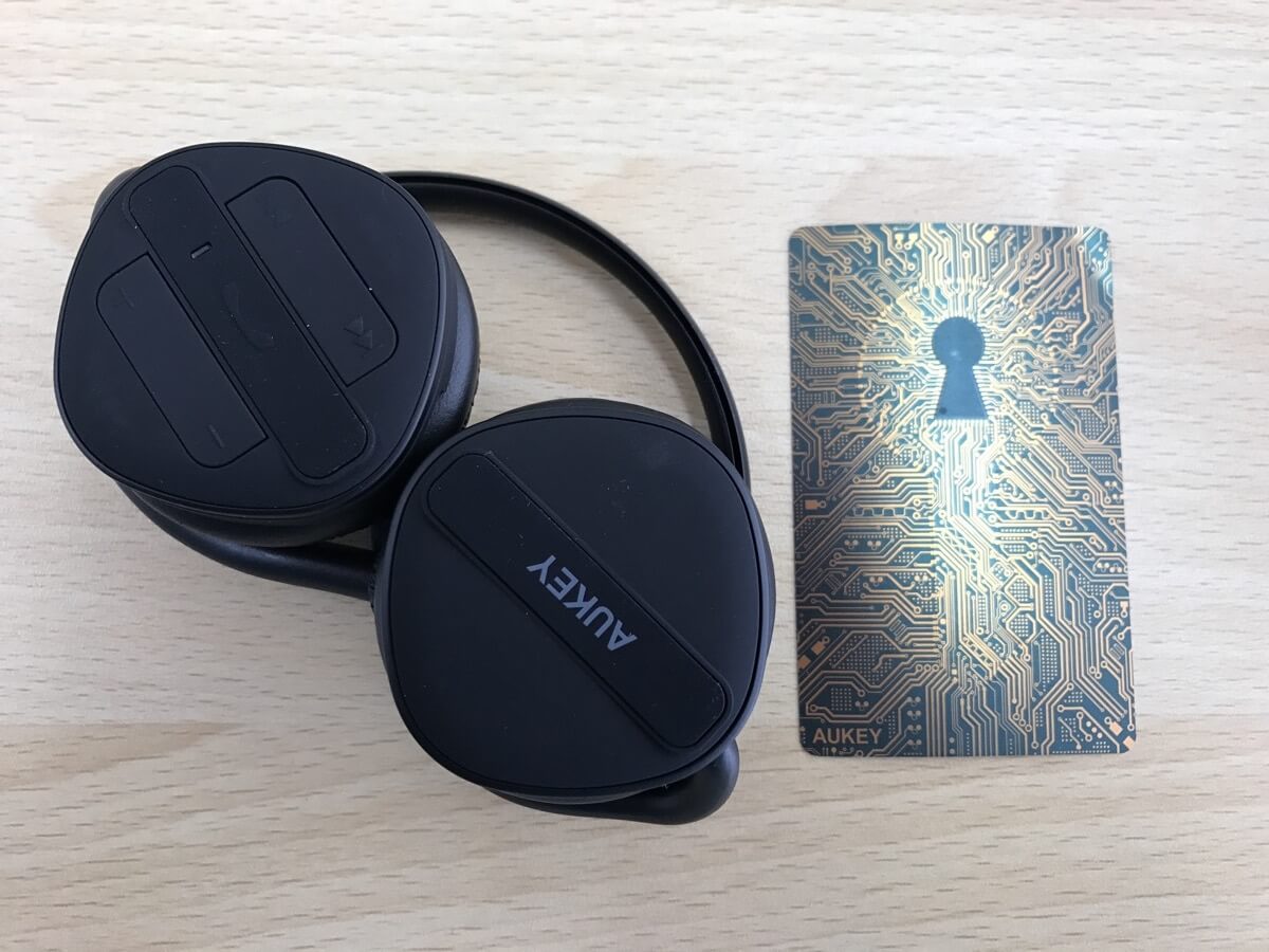 ヘッドセットとカードを比較。ほぼ同じサイズ